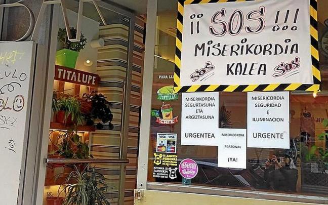 Un bar de la calle con carteles para reclamar la peatonalización. | FOTO: N.G.