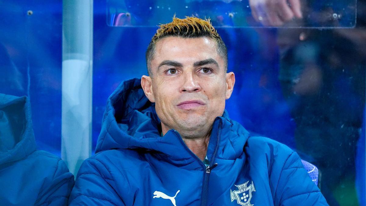 Cristiano Ronaldo, en el banquillo durante el partido contra Noruega.