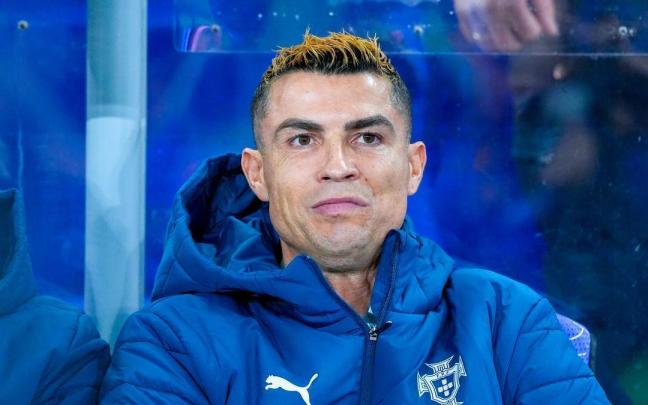 Cristiano Ronaldo, en el banquillo durante el partido contra Noruega.