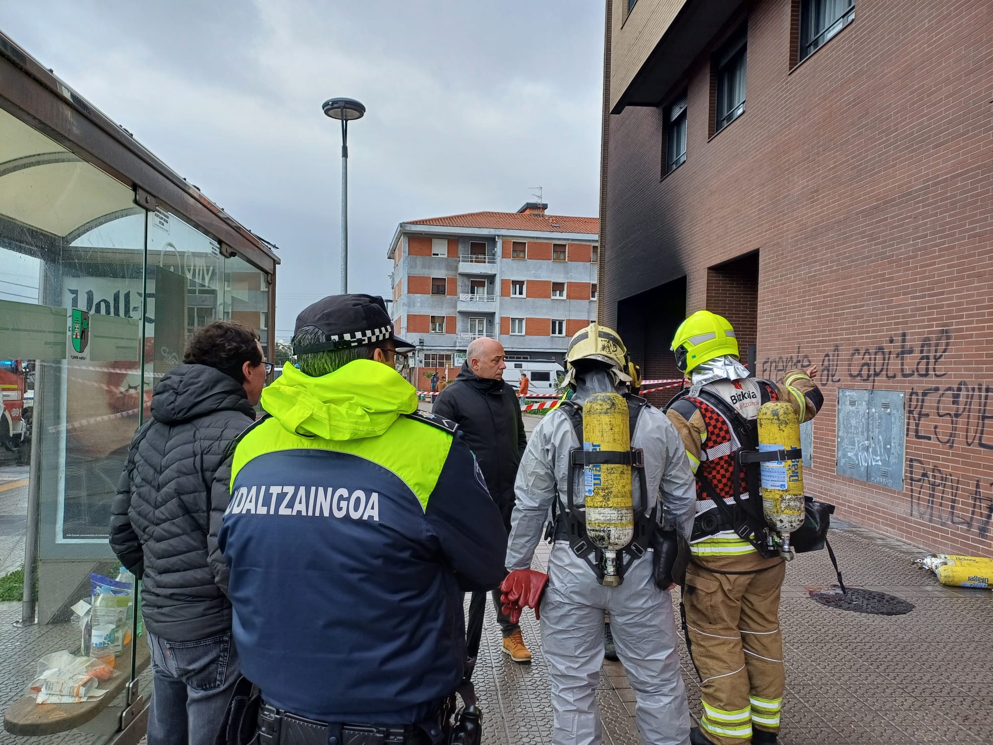 El alcalde de Leioa, Iban Rodríguez, se ha desplazado a Lamiako para conocer los detalles de este incendio en un garaje comunitario | AYTO LEIOA