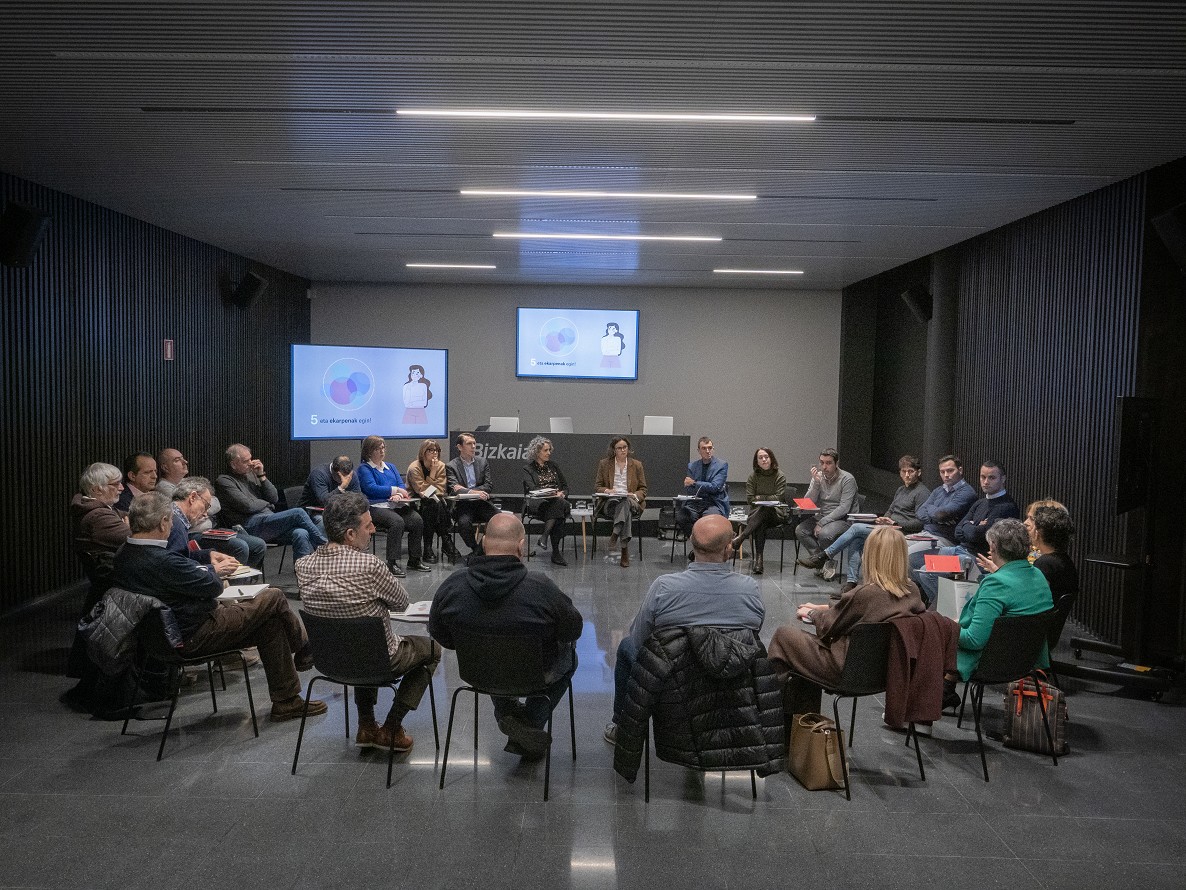Previamente a la presentación pública ha tenido lugar un encuentro con la veintena de alcaldes y alcaldesas de la comarca Busturialdea-Urdaibai para presentarles los detalles de la iniciativa de manera directa.