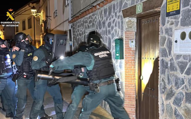 Seis personas detenidos en la operación antidroga desarrollada en Bizkaia, Araba, Burgos y La Rioja | G.C. Seis personas detenidos en la operación antidroga desarrollada en Bizkaia, Araba, Burgos y La Rioja | G.C.