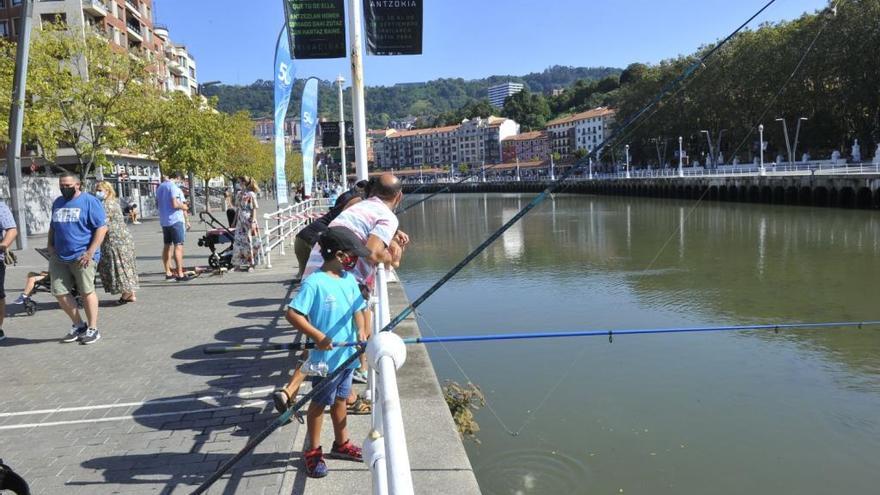 Imagen de archivo de una edición anterior de la escuela de pesca | Oskar González, Deia