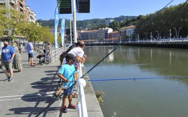 Imagen de archivo de una edición anterior de la escuela de pesca | Oskar González, Deia