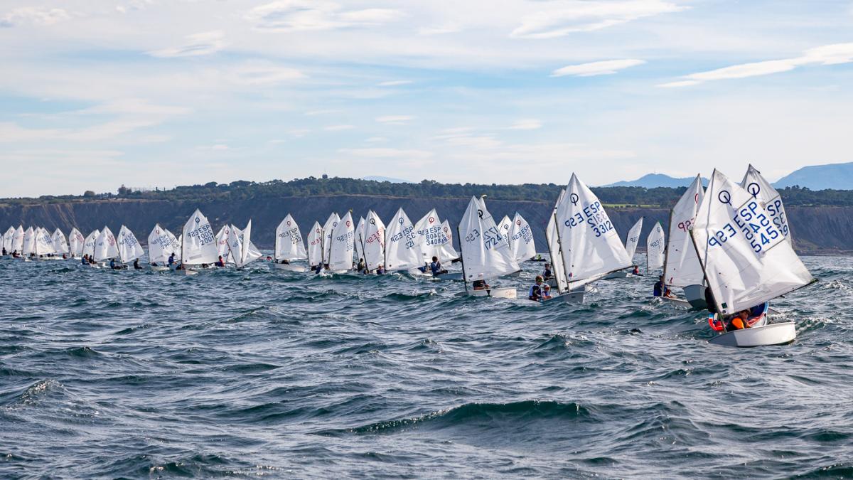 Alrededor de 200 regatistas navegarán en el Abra en el XXXVI Trofeo José Luis de Ugarte-Fashion Outlet. Foto: RCMA-RSC