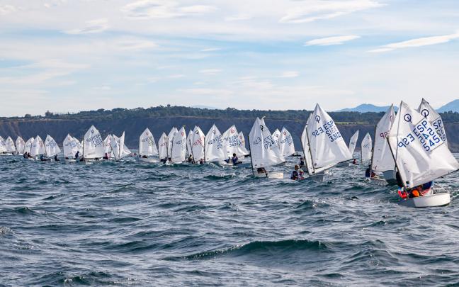 Alrededor de 200 regatistas navegarán en el Abra en el XXXVI Trofeo José Luis de Ugarte-Fashion Outlet. Foto: RCMA-RSC