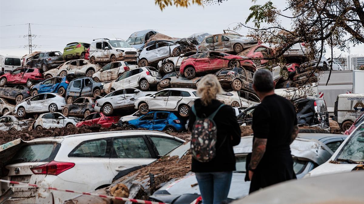 Coches amontonados en una zona afectada por la DANA en Sedaví, Valencia.