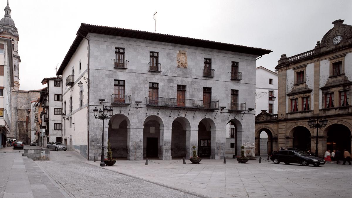 El Ayuntamiento de Azkoitia ha convocado una concentración de repulsa en la Herriko plaza