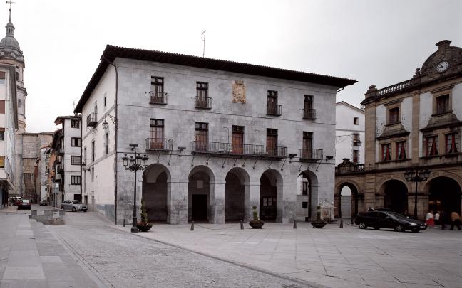 El Ayuntamiento de Azkoitia ha convocado una concentración de repulsa en la Herriko plaza