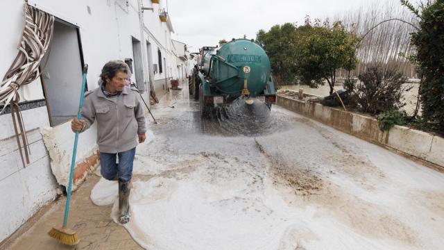 Vecinos del municipio granadino de Villanueva Mesía, se afanan en labores de limpiezas de calles y viviendas tras la grave inundación sufrida por el desbordamiento del río Genil.