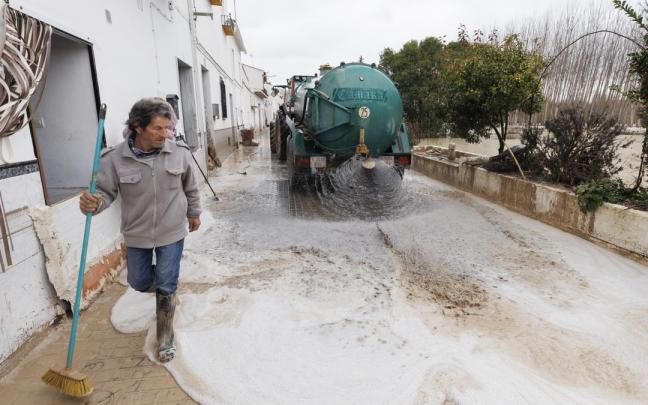 Vecinos del municipio granadino de Villanueva Mesía, se afanan en labores de limpiezas de calles y viviendas tras la grave inundación sufrida por el desbordamiento del río Genil.