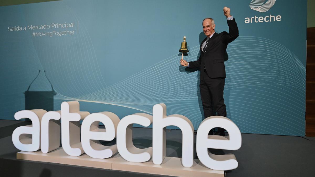 Alexander Artetxe, presidente de la ingeniería eléctrica Arteche, daba el toque de campana en el primer día de cotización de la empresa en el mercado continuo el 2 de febrero. Foto: EP