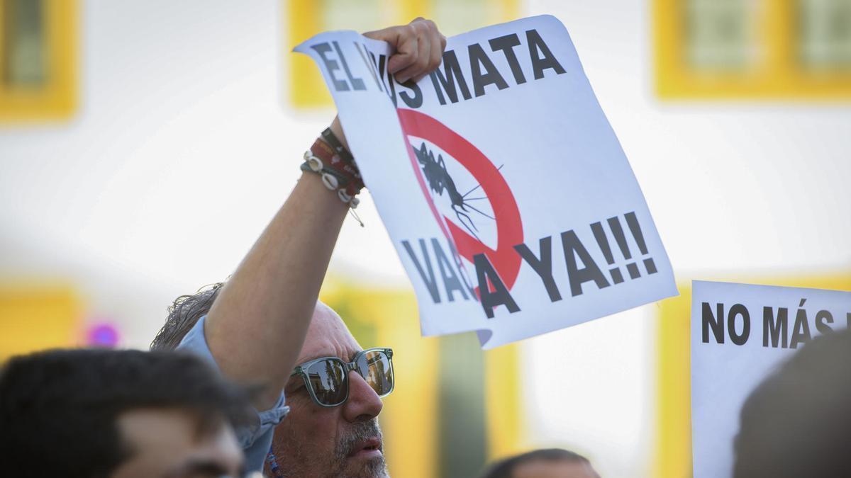 Una nueva protesta pide soluciones para frenar los casos de virus del Nilo en Andalucía.