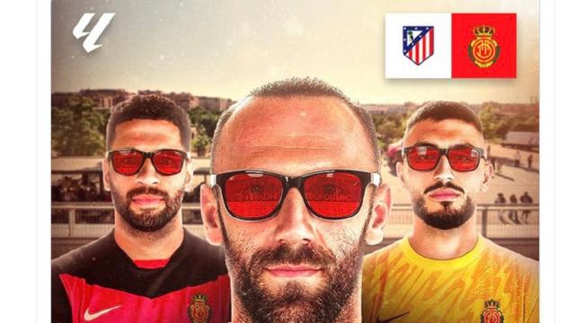 Los jugadores del Mallorca Mascarell, Muriqi y Leo Román, con gafas rojas.