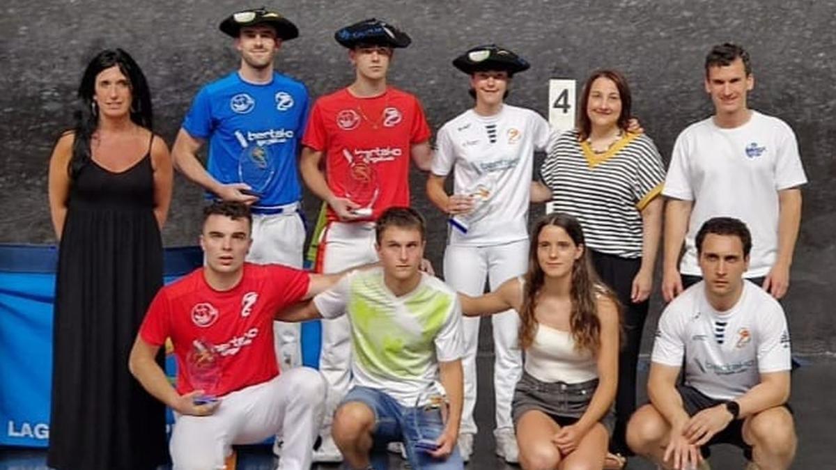 Arribillaga, Nazabal y Benito, con las txapelas de campeones del Master Kaiola.