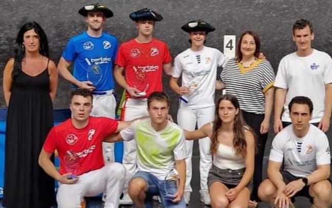 Arribillaga, Nazabal y Benito, con las txapelas de campeones del Master Kaiola.