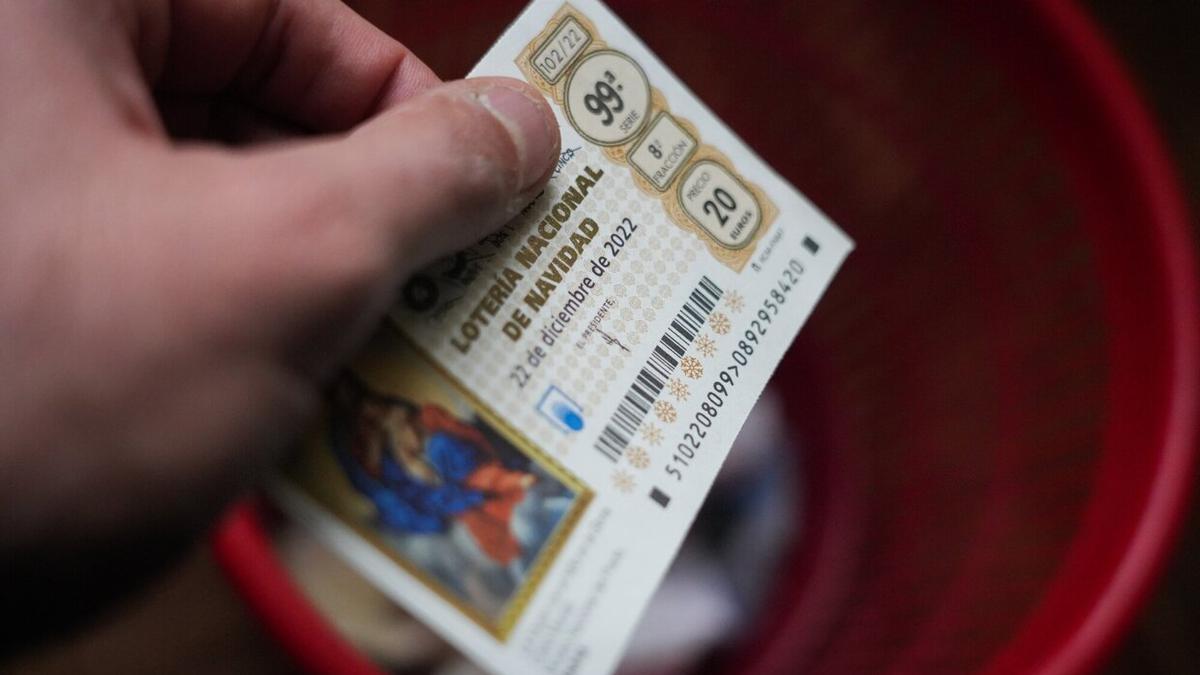 Antes de tirar o romper un décimo, hay que asegurarse bien de que realmente no está premiado¡.