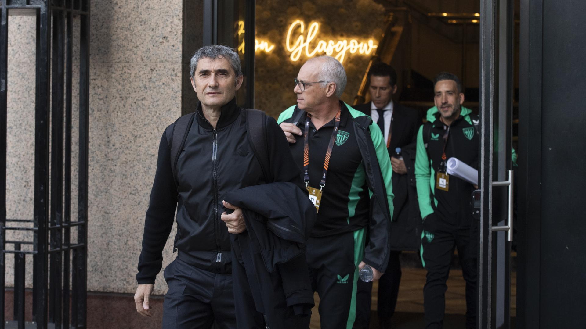 Ernesto Valverde en el momento de abandonar ayer el hotel con rumbo a Ibrox. / ATHLETIC CLUB