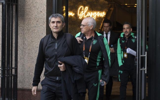 Ernesto Valverde en el momento de abandonar ayer el hotel con rumbo a Ibrox. / ATHLETIC CLUB