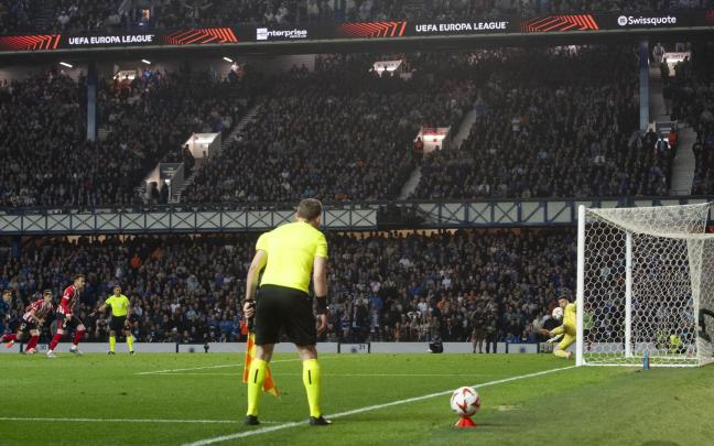 Álex Berenguer falla el penalti lanzado ayer ante el Rangers / Athletic Club Álex Berenguer falla el penalti lanzado ayer ante el Rangers / Athletic Club