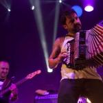 Esne Beltza durante un concierto