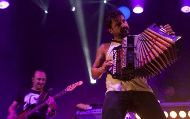 Esne Beltza durante un concierto