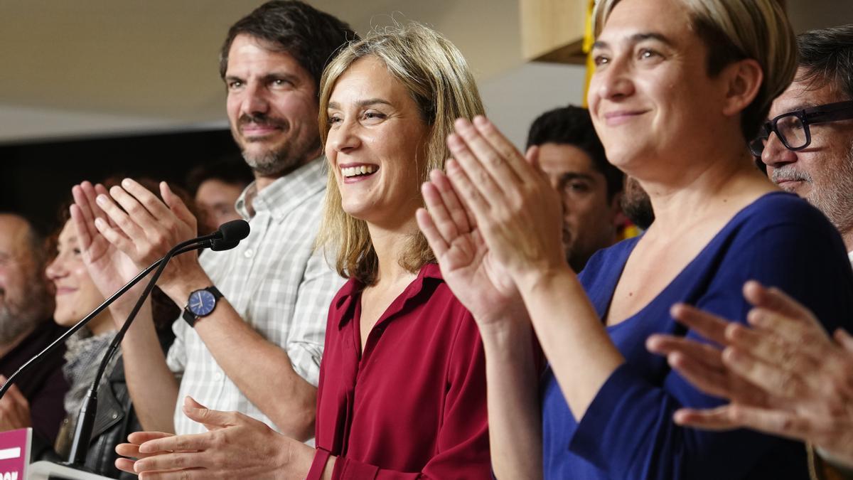 Albiach, acompañada por Ernest Urtasun y Ada Colau tras la jornada electoral.