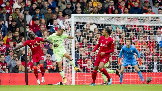 De Marcos cabecea un balón durante el duelo ante el Liverpool / Athletic Club