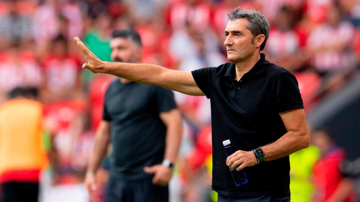 Valverde en primer plano con Gattuso al fondo en el partido de San Mamés contra el Valencia (1-0) en agosto de 2022. / ATHLETIC CLUB