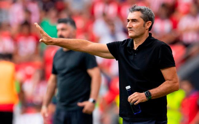 Valverde en primer plano con Gattuso al fondo en el partido de San Mamés contra el Valencia (1-0) en agosto de 2022. / ATHLETIC CLUB
