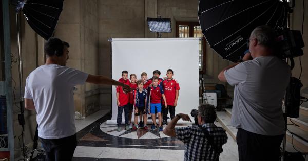 Aficionados de Osasuna se retratan en el zaguán del Ayuntamiento de Pamplona para animar al equipo de cara a la final de Copa. Fotos: Ayuntamiento de Pamplona