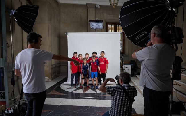 Aficionados de Osasuna se retratan en el zaguán del Ayuntamiento de Pamplona para animar al equipo de cara a la final de Copa. Fotos: Ayuntamiento de Pamplona