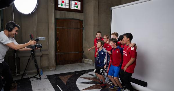 Aficionados de Osasuna se retratan en el zaguán del Ayuntamiento de Pamplona para animar al equipo de cara a la final de Copa. Fotos: Ayuntamiento de Pamplona