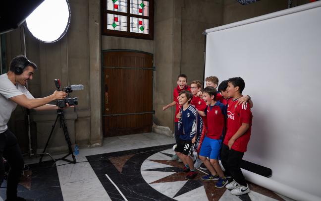 Aficionados de Osasuna se retratan en el zaguán del Ayuntamiento de Pamplona para animar al equipo de cara a la final de Copa. Fotos: Ayuntamiento de Pamplona