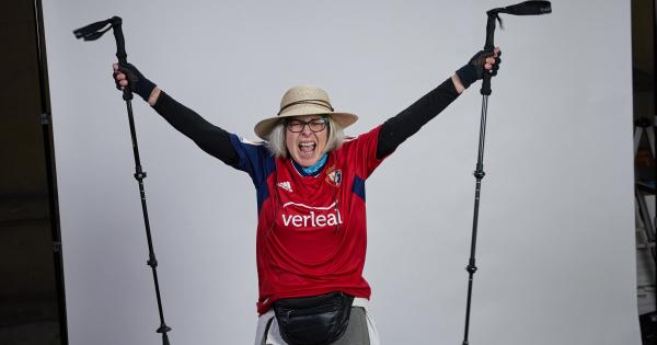 Aficionados de Osasuna se retratan en el zaguán del Ayuntamiento de Pamplona para animar al equipo de cara a la final de Copa. Fotos: Ayuntamiento de Pamplona