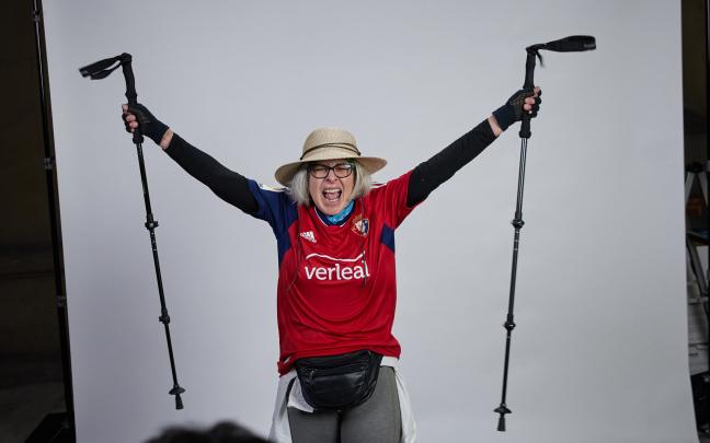 Aficionados de Osasuna se retratan en el zaguán del Ayuntamiento de Pamplona para animar al equipo de cara a la final de Copa. Fotos: Ayuntamiento de Pamplona