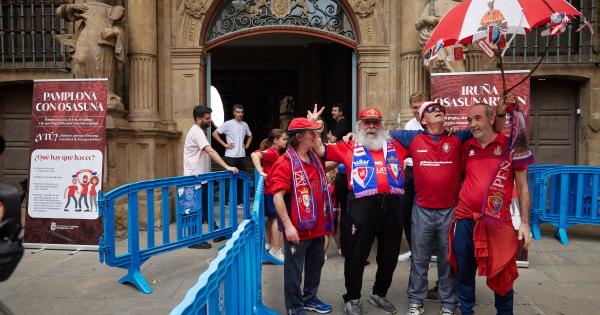 Aficionados de Osasuna se retratan en el zaguán del Ayuntamiento de Pamplona para animar al equipo de cara a la final de Copa. Fotos: Ayuntamiento de Pamplona