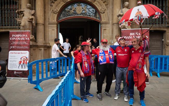 Aficionados de Osasuna se retratan en el zaguán del Ayuntamiento de Pamplona para animar al equipo de cara a la final de Copa. Fotos: Ayuntamiento de Pamplona