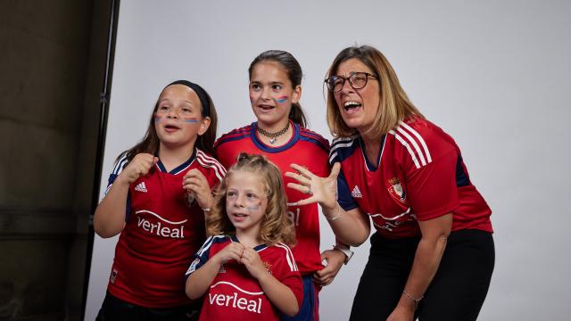 Aficionados de Osasuna se retratan en el zaguán del Ayuntamiento de Pamplona para animar al equipo de cara a la final de Copa. Fotos: Ayuntamiento de Pamplona
