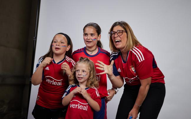 Aficionados de Osasuna se retratan en el zaguán del Ayuntamiento de Pamplona para animar al equipo de cara a la final de Copa. Fotos: Ayuntamiento de Pamplona Aficionados de Osasuna se retratan en el zaguán del Ayuntamiento de Pamplona para animar al equipo de cara a la final de Copa. Fotos: Ayuntamiento de Pamplona