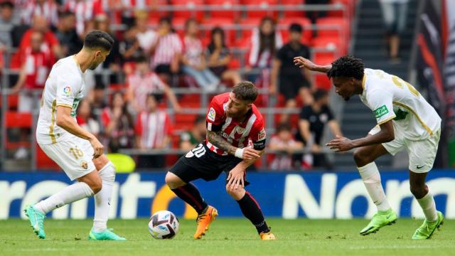 Iker Muniain controla un balón ante el Elche en 2023 / Athletic Club