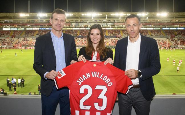 Sofía González, esposa de Juan Villoro, recoge las insignias del 125 aniversario