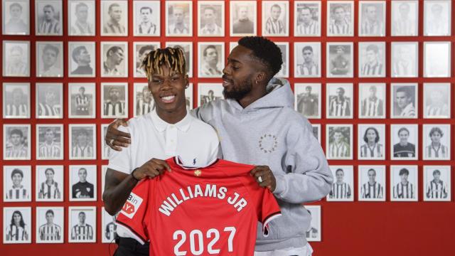 Nico Williams y su hermano Iñaki posan tras ampliar su contrato / Athletic Club Nico Williams y su hermano Iñaki posan tras ampliar su contrato / Athletic Club