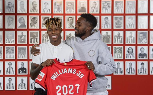 Nico Williams y su hermano Iñaki posan tras ampliar su contrato / Athletic Club
