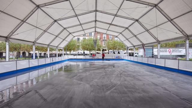 Pista de hielo instalada en la Plaza del Castillo de Iruña. Foto: Ayuntamiento de Pamplona Pista de hielo instalada en la Plaza del Castillo de Iruña. Foto: Ayuntamiento de Pamplona