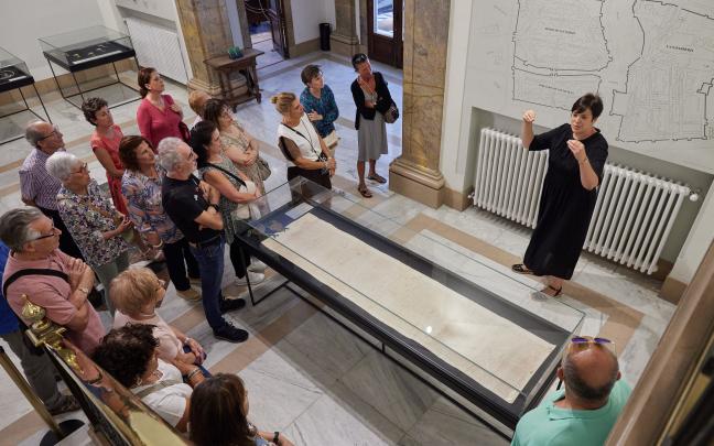 Visita guiada al ayuntamiento de Pamplona con motivo del VI centenario del Privilegio de la Unión.