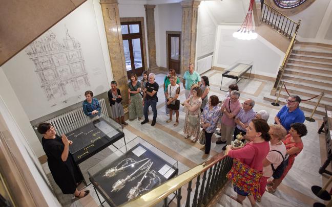 Visita guiada al ayuntamiento de Pamplona con motivo del VI centenario del Privilegio de la Unión.