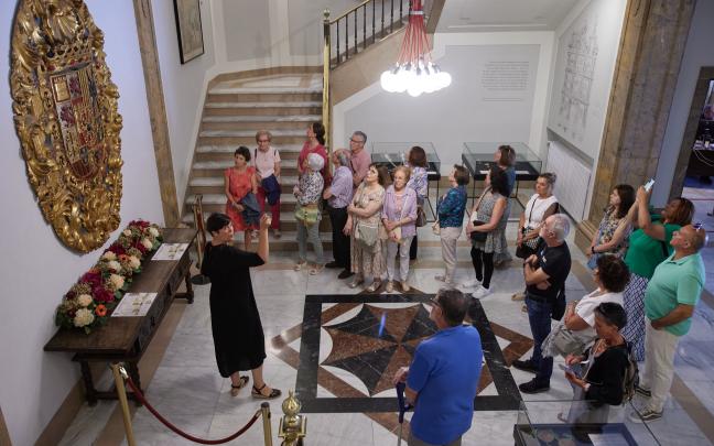Visita guiada al ayuntamiento de Pamplona con motivo del VI centenario del Privilegio de la Unión.