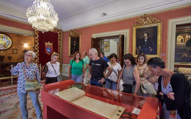 Visita guiada al ayuntamiento de Pamplona con motivo del VI centenario del Privilegio de la Unión.