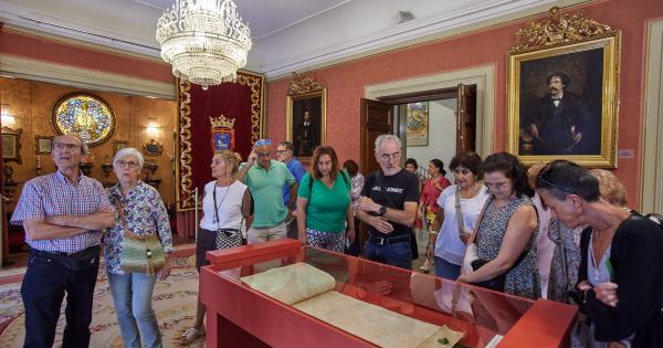 Visita guiada al ayuntamiento de Pamplona con motivo del VI centenario del Privilegio de la Unión.